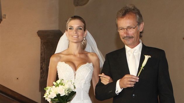 eská Miss 2009 Iveta Lutovská se vdala. K oltái ji odvedl tatínek.