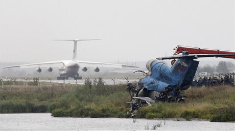 Letetí vyetovatelé ohledávají trosky letounu Jak-42D, který havaroval v