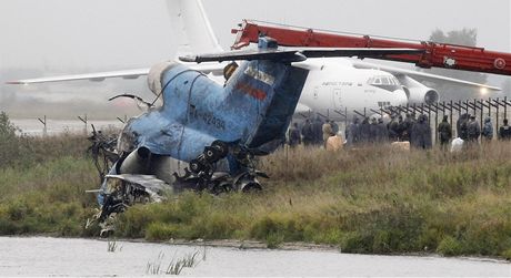 Letetí vyetovatelé ohledávají trosky letounu Jak-42D, který havaroval u
