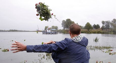 Obyvatel Jaroslavle se na mst nehody letounu Jak-42D lou s mrtvmi hokejisty (10. z 2011)
