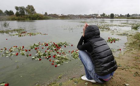 Obyvatelé Jaroslavle se na míst nehody letounu Jak-42D louí s mrtvými