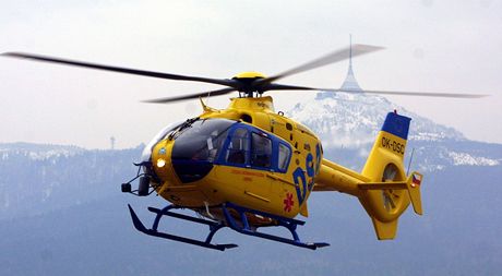 Vrtulník EC 135 slouí libereckým záchranám od roku 2005. Stroj stál sto...