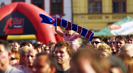 Fotbaloví píznivci se seli na plzeském námstí u pi sledování zápasu