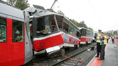 Vyetovatelé u tragické nehody tramvají na Plzeské ulici v Praze.