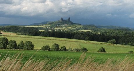 Hrad Trosky v eském ráji. V jeho blízkosti by mla vést severní varianta silnice R35, kterou letos v beznu schválilo zastupitelstvo Libereckého kraje. Konená varianta je vak na vlád.