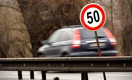 Pekroení nejvyí dovolené rychlosti o mén ne 20 km/h v obci nebo o mén ne 30 km/h mimo obec je za dva body