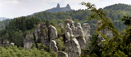 eský ráj: pískovcové skalní ve, v pozdí zícenina hradu Trosky