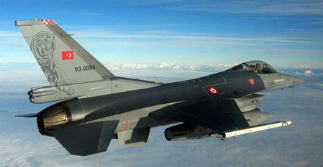 Letouny F-16 má ve výzbroji ada stát NATO (na snímku stroj tureckého letectva).