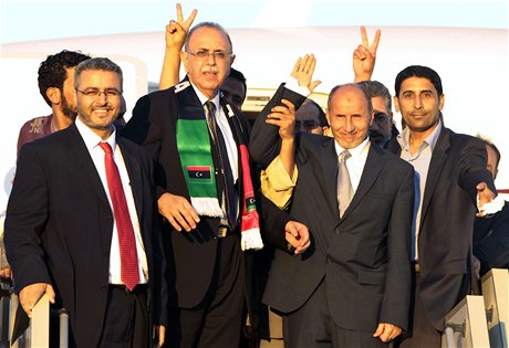 éf libyjské Pechodné národní rady Mustafá Dalíl (druhý zprava) po píletu do