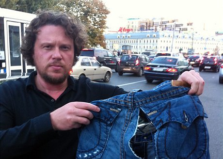 Ruský stavbaský magnát Sergej Polonskij ukazuje kalhoty, který mu bhem