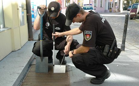 Stráníci v ulici U erné ve v eských Budjovicích lovili z kanálu obálku s