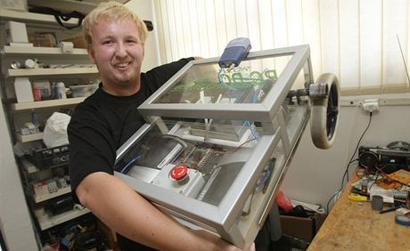 Student Jaroslav Rika ze Strakonic sestrojil elektrického robota, kterého je
