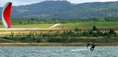 Kiteboarding na jezee Medard, kter jet nen zcela naputn. 