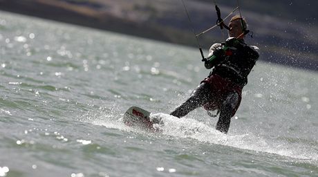 Kiteboarding na jezee Medard, kter jet nen zcela naputn. Na snmku Petr...