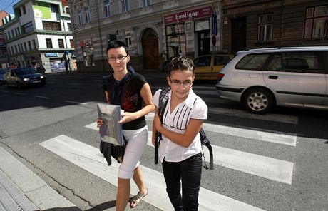 Jedenáctiletá Natálie Hlatká pechází se svou matkou Martinou Rudolfovskou