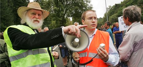 Pavel P. Ries (vlevo) a Martin J. Kadrman pi demonstraci v lázních Kyselka.