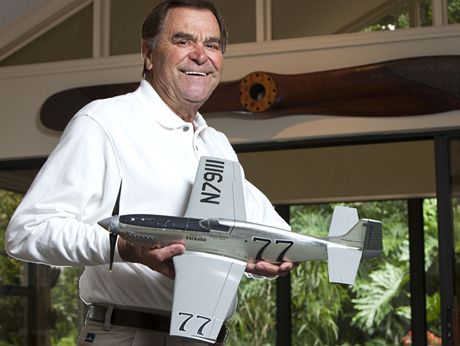 Jimmy Leeward, dr v ruce model P-51 Mustang ve svm dom (27. jen 2010)