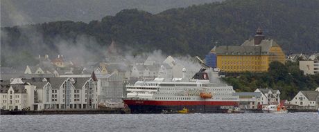 U norského pístavu Alesund vzplál trajekt Nordlys. (15. záí 2011) 