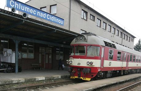 Od nádraí v Chlumci nad Cidlinou budou do stedy do Velkého Oseka nebo Podbrad jezdit autobusy.