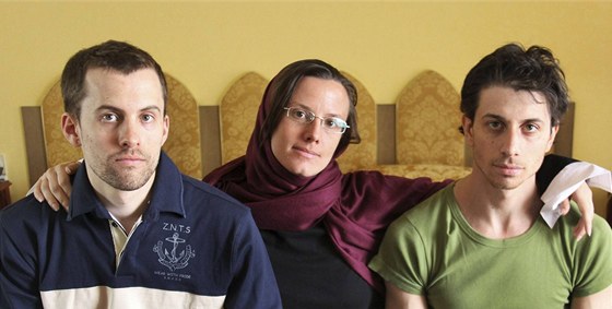 Ameriané zadrení v Íránu ped setkání se svými matkami v Teheránu. Zleva: