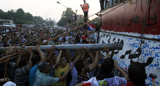 Egypttí demonstranti útoí na budovu izraelské ambasády v Káhie (10. záí