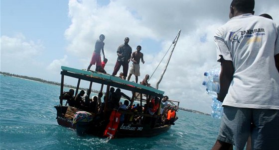 Zachránné cestující z potopeného trajektu odváí ke behu rybáské lod (10.