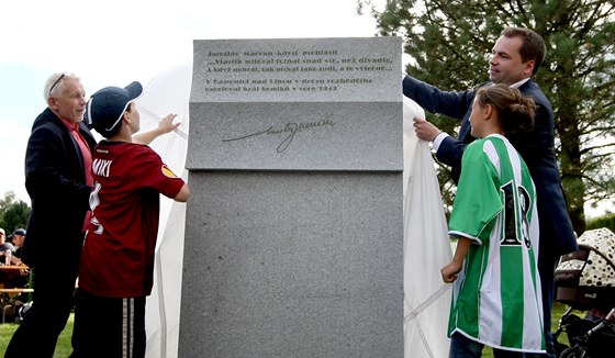 Slavnostní odhalení památníku Vlasty Buriana v Kamenici nad Lipou.