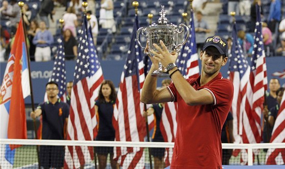 FOCENÍ. Srb Novak Djokovi pózuje s trofejí pro vítze US Open. Ve finále