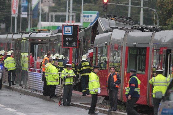 Hasii, policie i pracovníci Dopravního podniku u tragické nehody tramvají v