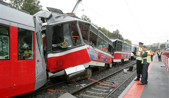 Vyetovatelé u tragické nehody tramvají na Plzeské ulici v Praze.