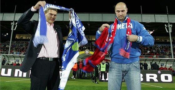 Fotbalová Zbrojovka a hokejová Kometa spojily síly u v srpnu 2008. Na snímku si vymují dresy a ály majitelé Roman Pros (vlevo) a Libor Zábranský.