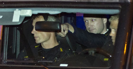 Policisté peváejí Anderse Behringa Breivika k soudu v Oslu. (19. srpna 2011)