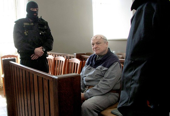 Odsouzený sériový vrah Ivan Roubal u soudu v Praze (29. dubna 2010)