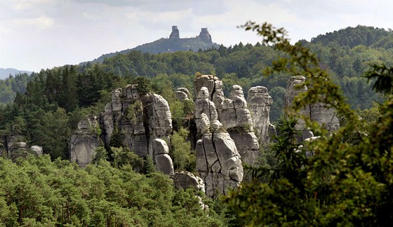 eský ráj: pískovcové skalní ve, v pozdí zícenina hradu Trosky