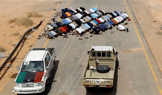Libyjtí povstalci, kteí bojují proti Muammaru Kaddfáfímu, se modlí u