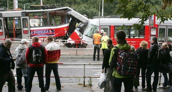 Dv tramvaje se srazily mezi stanicemi Kotláka a Kavalírka v Praze. (19. záí