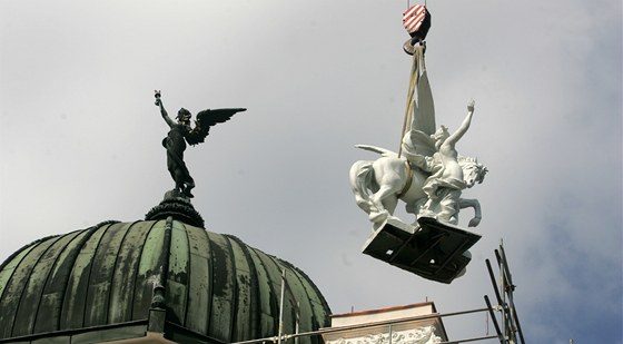 Návrat soch Pegas na stechu Slezského zemského muzea v Opav.