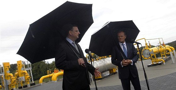 eský pedseda vlády Petr Neas s polským premiérem Donaldem Tuskem zahajují