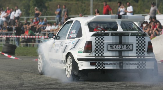 Závody aut na hradeckém letiti lákají stovky nadenc, snímek je z Rallyshow 2011.