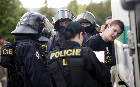 Policejní tkoodnci v akci proti podezelým píznivcm krajní pravice bhem