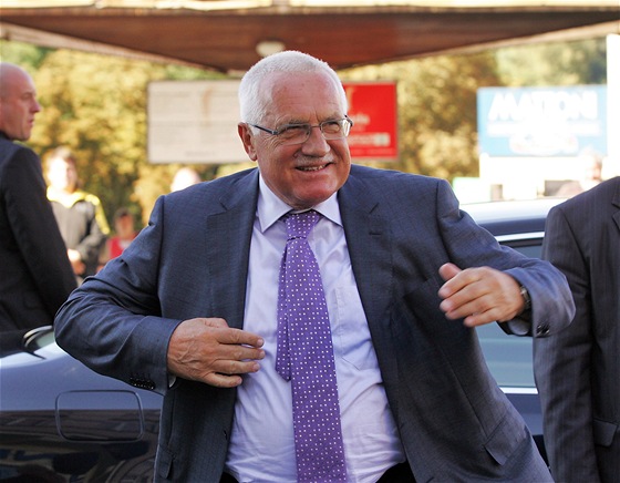 Prezident Václav Klaus zstává nejdvryhodnjím politikem v esku, podporu lidí ale ztrácí.