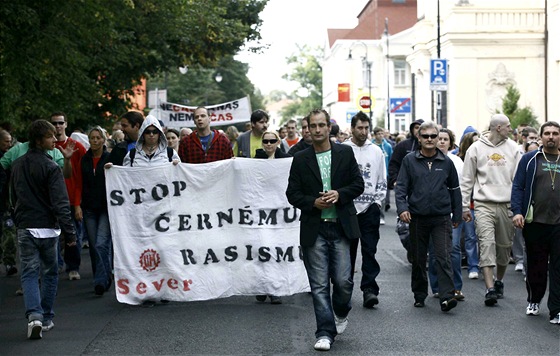 Luká Kohout v ele demonstrace ve Varnsdorfu kvli neklidnému souití s Romy