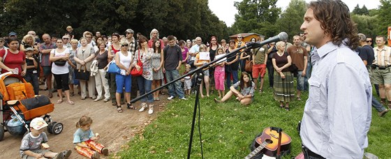 Loni v záí vysvtloval Frantiek Brendl zámry lidem pímo v parku. Zejm málo, protesty pokraují.