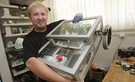 Student Jaroslav Rika ze Strakonic sestrojil elektrického robota, kterého je
