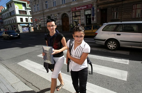 Jedenáctiletá Natálie Hlatká pechází se svou matkou Martinou Rudolfovskou