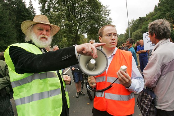 Pavel P. Ries (vlevo) a Martin J. Kadrman pi demonstraci v lázních Kyselka.