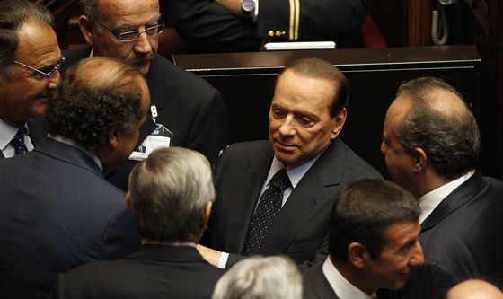 Italský premiér Silvio Berlusconi debatuje se leny italského parlamentu v den