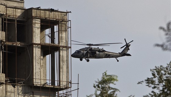 Helikoptéra NATO krouí kolem rozestavné výkové budovy, ve které se ukrývají