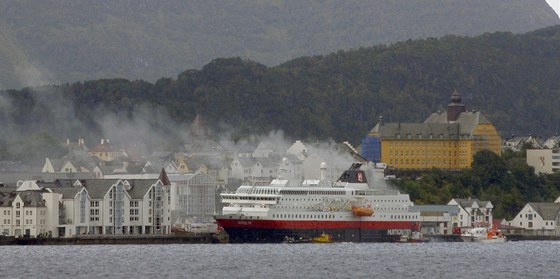 U norského pístavu Alesund vzplál trajekt Nordlys. (15. záí 2011) 