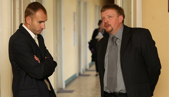Branká olomoucké Sigmy Petr Drobisz (vlevo) a jeho advokát Petr Konený u...